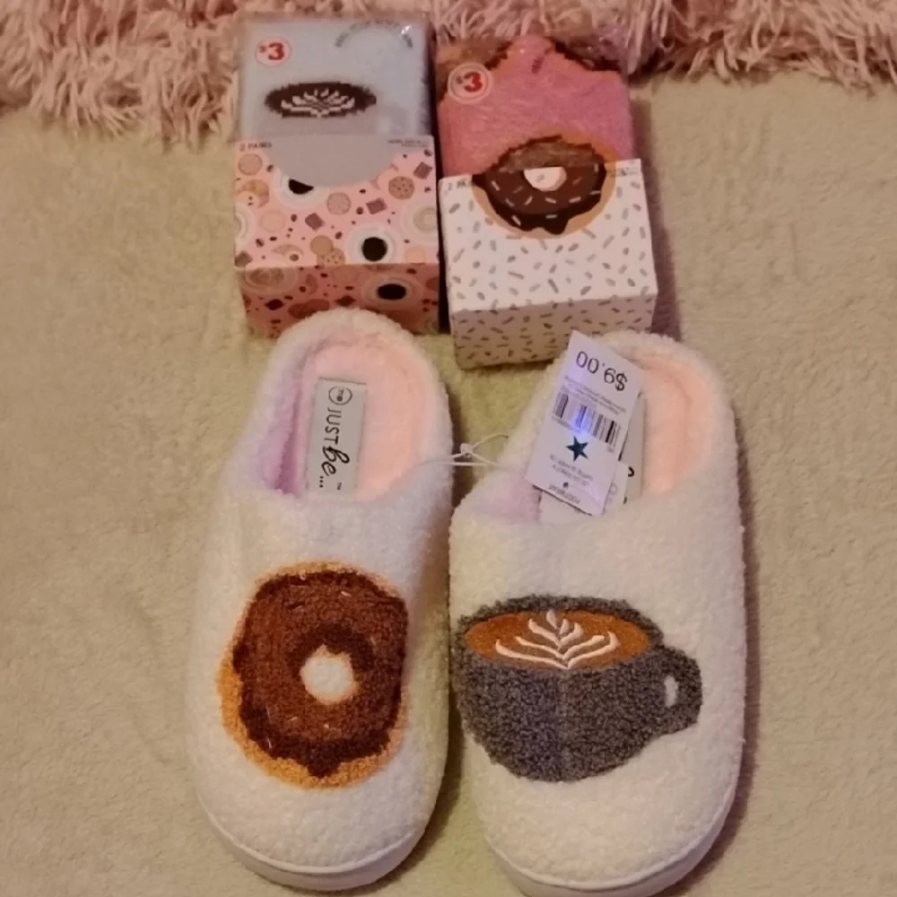 Just Be Donut and Coffee Slippers and Socks Set Size 7/8 - Picture 1 of 11